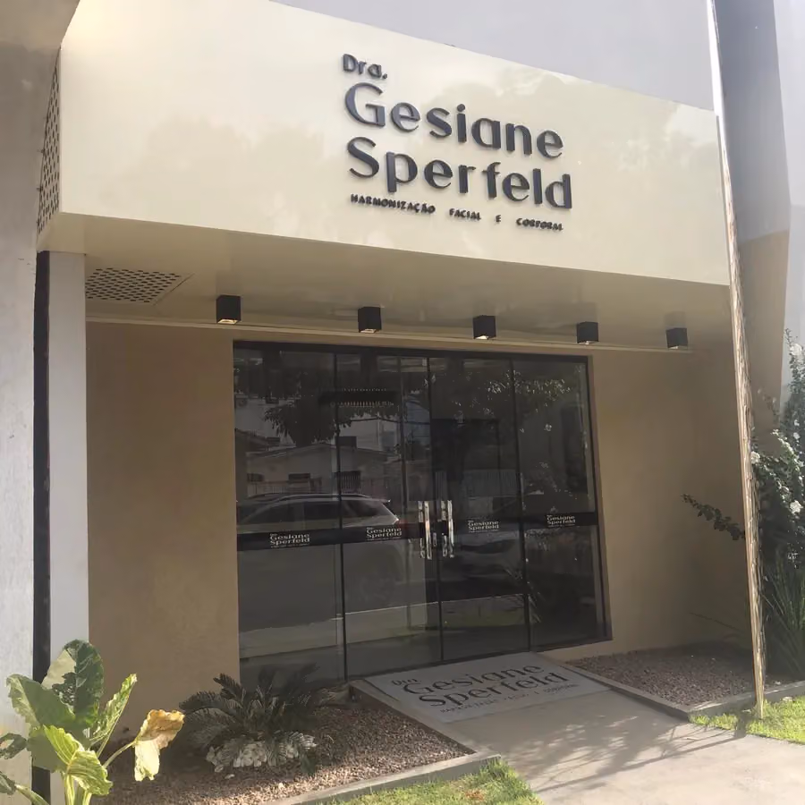 Dra. Gesiane Sperfeld - Harmonização Facial e Glúteos