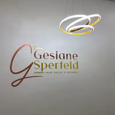 Dra. Gesiane Sperfeld - Harmonização Facial e Glúteos