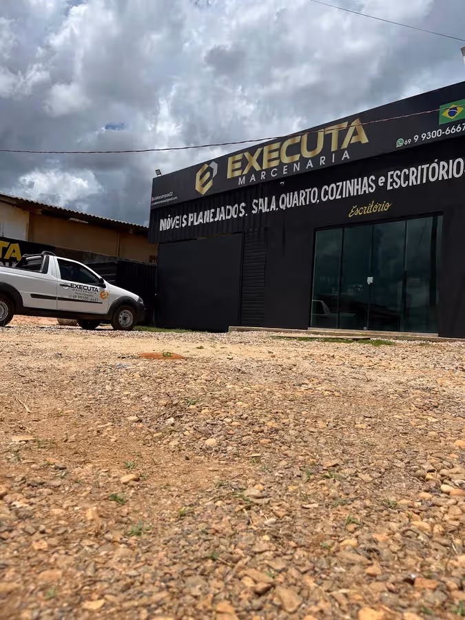 Executa marcenaria