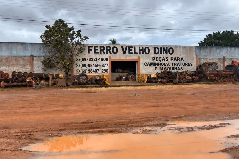 Ferro Velho Dino