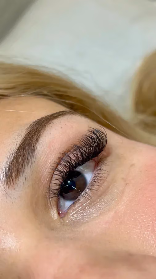 Juliana Lima lash designer