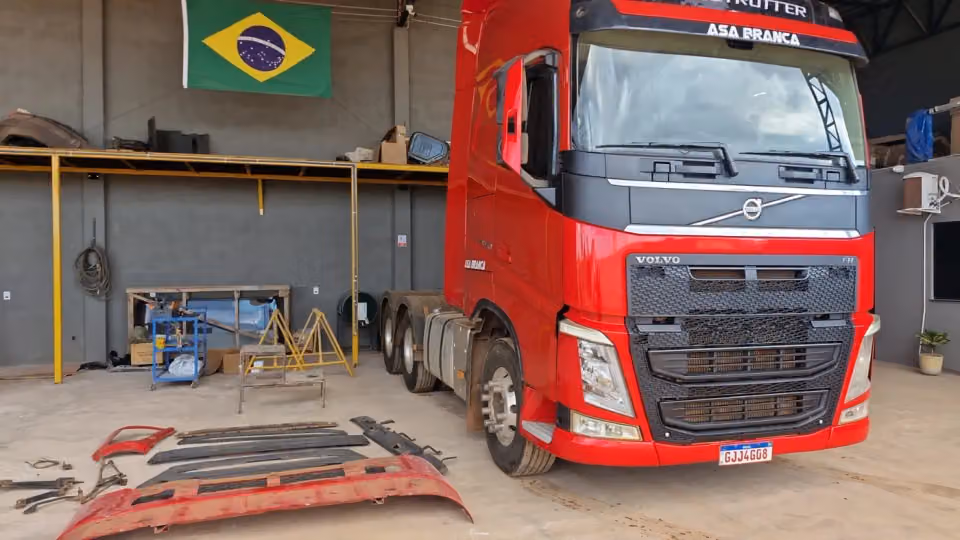 Renovo Caminhões Funilaria e Pintura