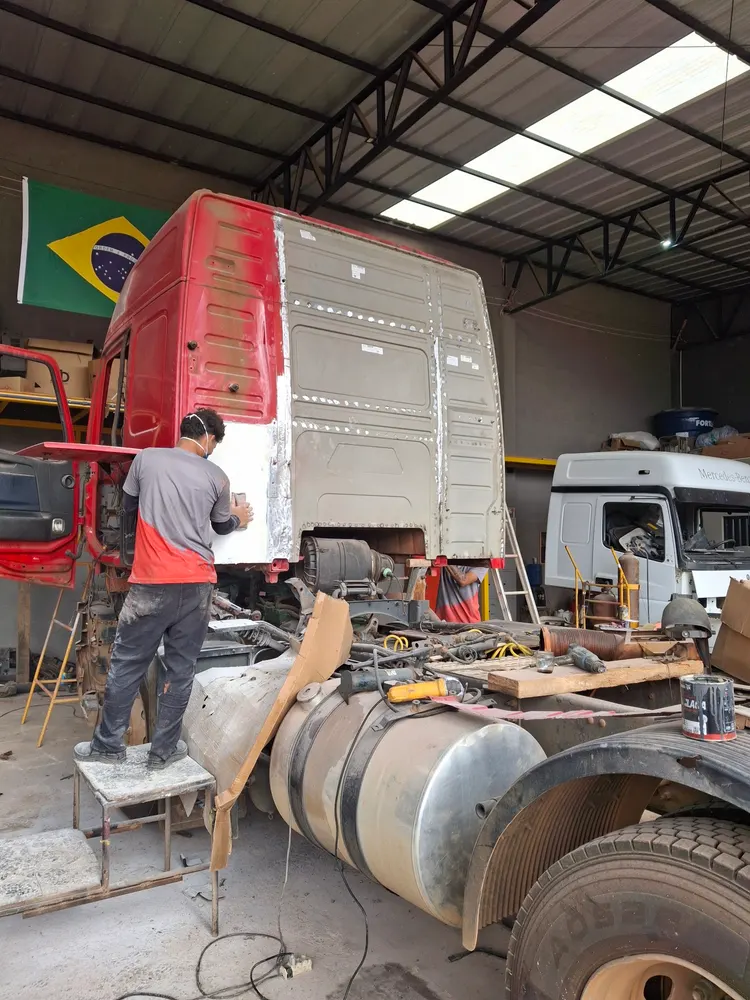 Renovo Caminhões Funilaria e Pintura — foto 1